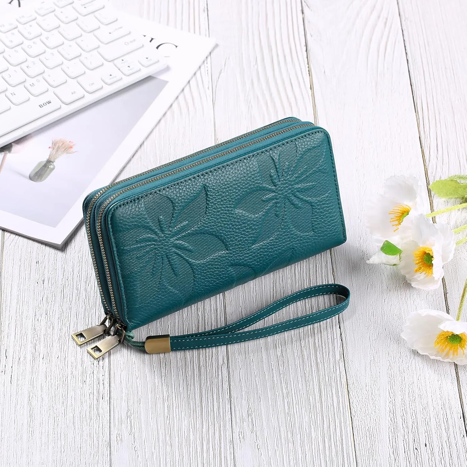 GAEKEAO Wallet for Women Clutch RFID Blocking Wristlet Leather Purse Large Capacity Credit Card Holder with Grip Hand Strap